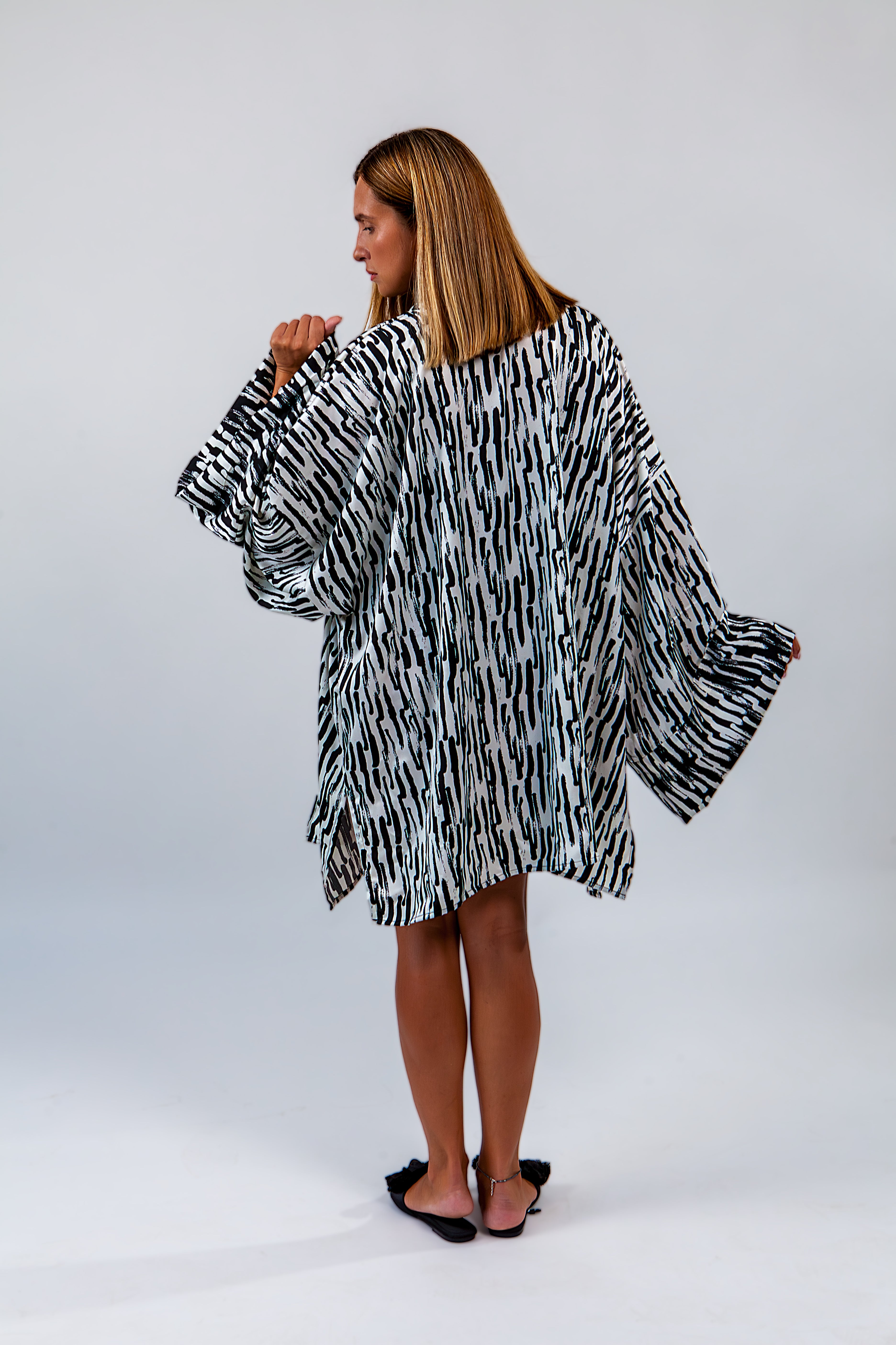 I BRING STORM oversized kimono jacket with pink eye details